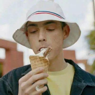 头像欧美舒适图片男,舒适男生头像的时尚演绎