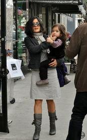 欧美明星抱孩子街拍图片,育儿风采尽显，时尚与亲情的完美融合