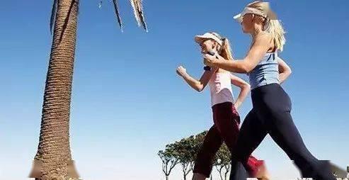 欧美人走路运动图片,运动风潮下的时尚步伐